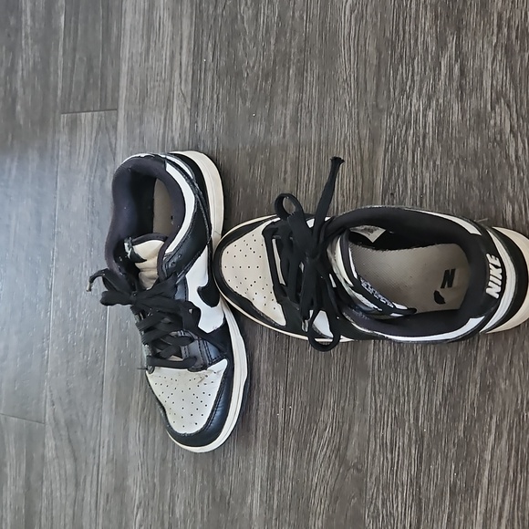 Nike Classic Black and White Low-Tops - Picture 5 of 6